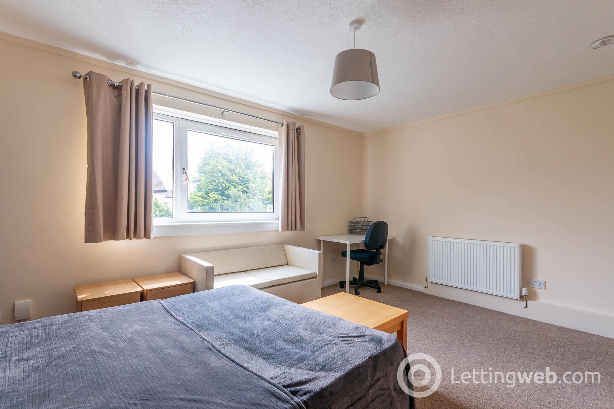 Room West Pilton Grove in Edinburgh