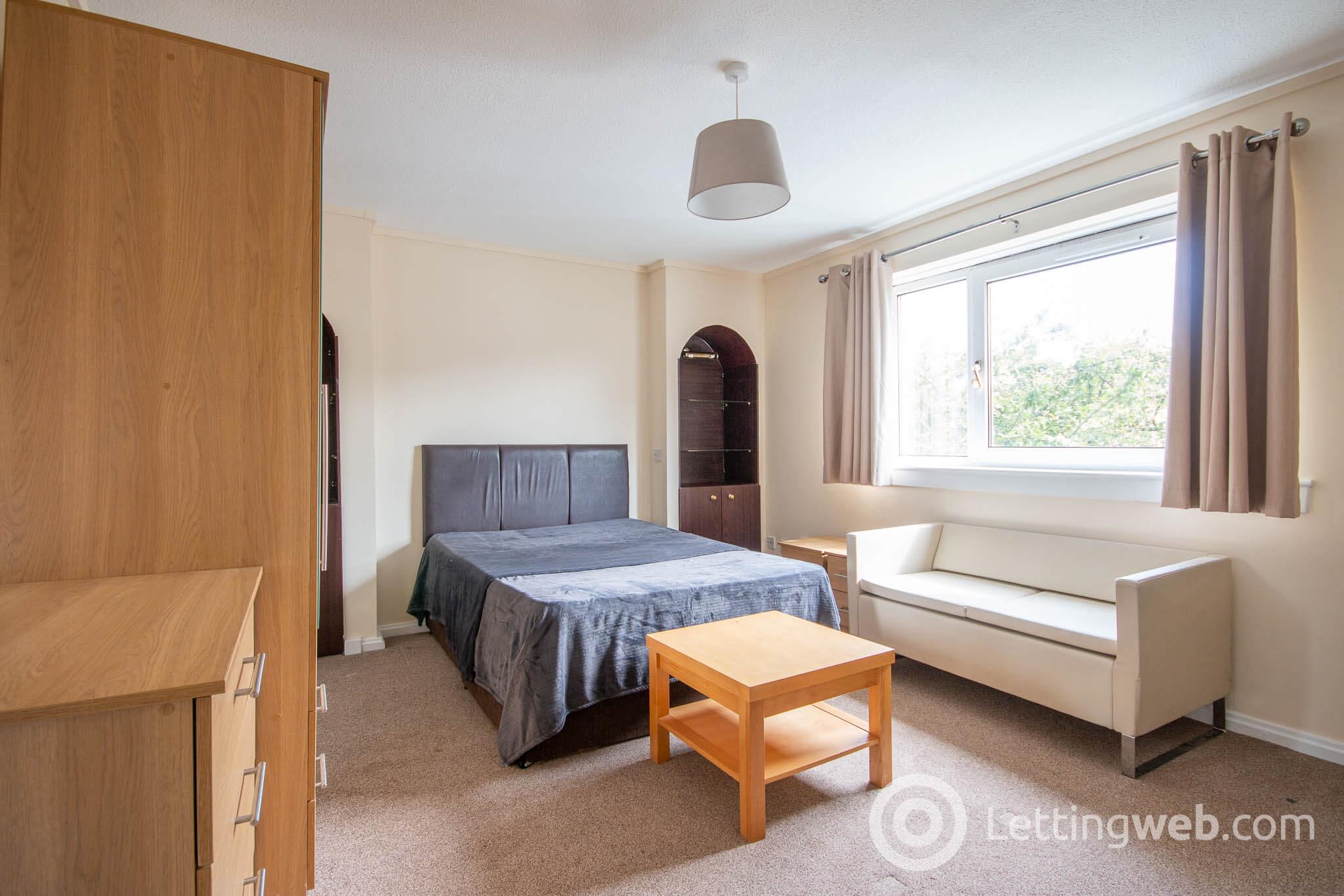 Room West Pilton Grove in Edinburgh