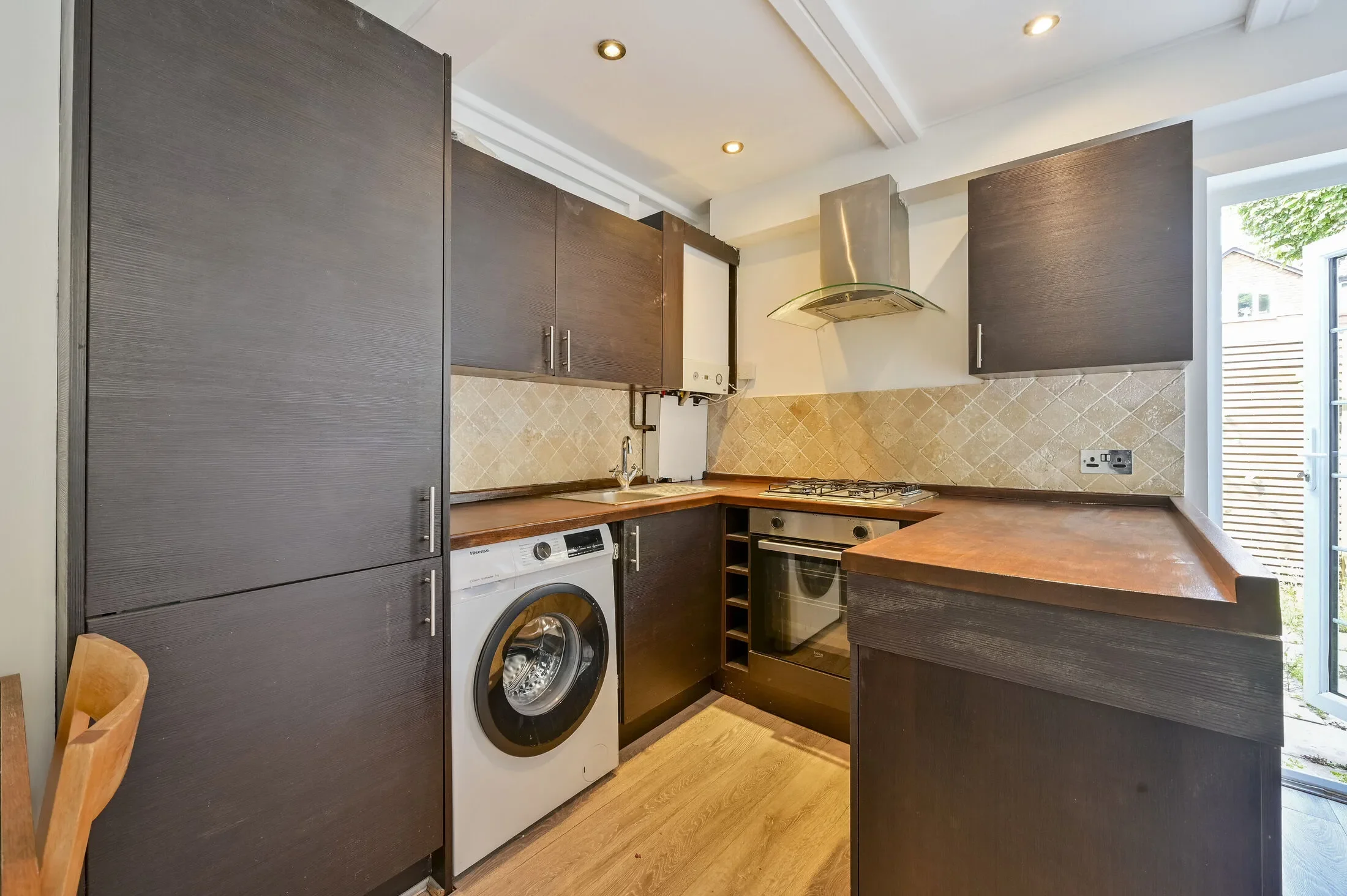 Flat Kimble Road in Greater London