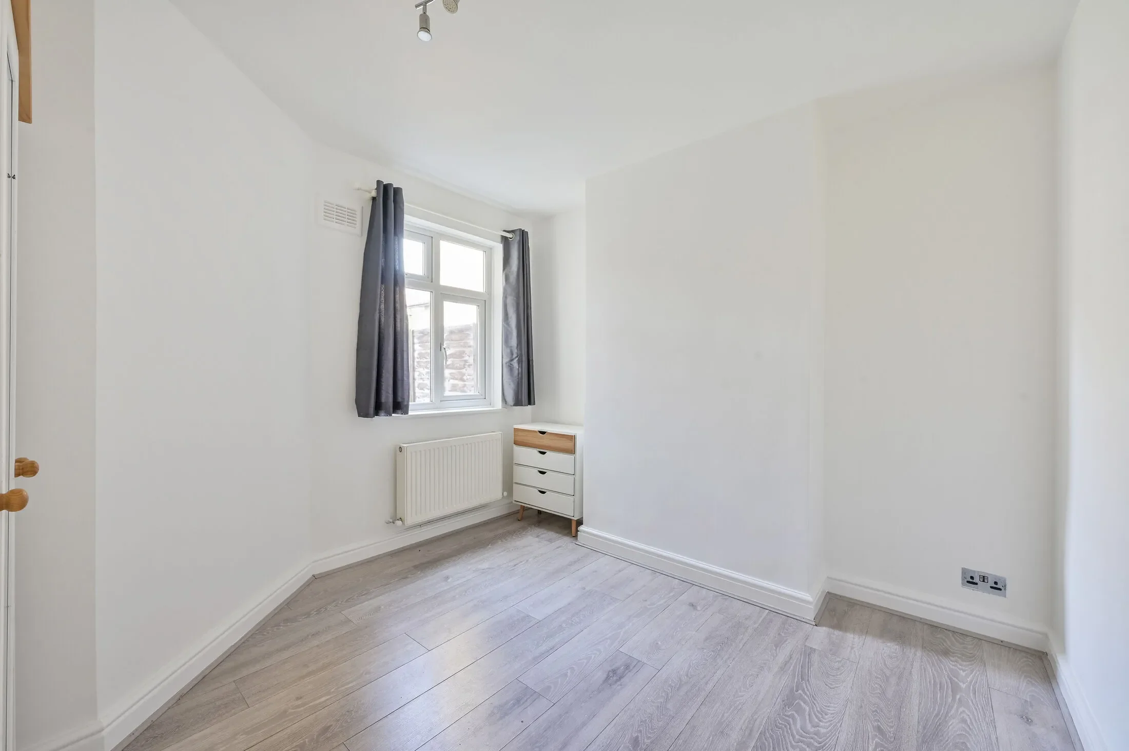 Flat Kimble Road in Greater London