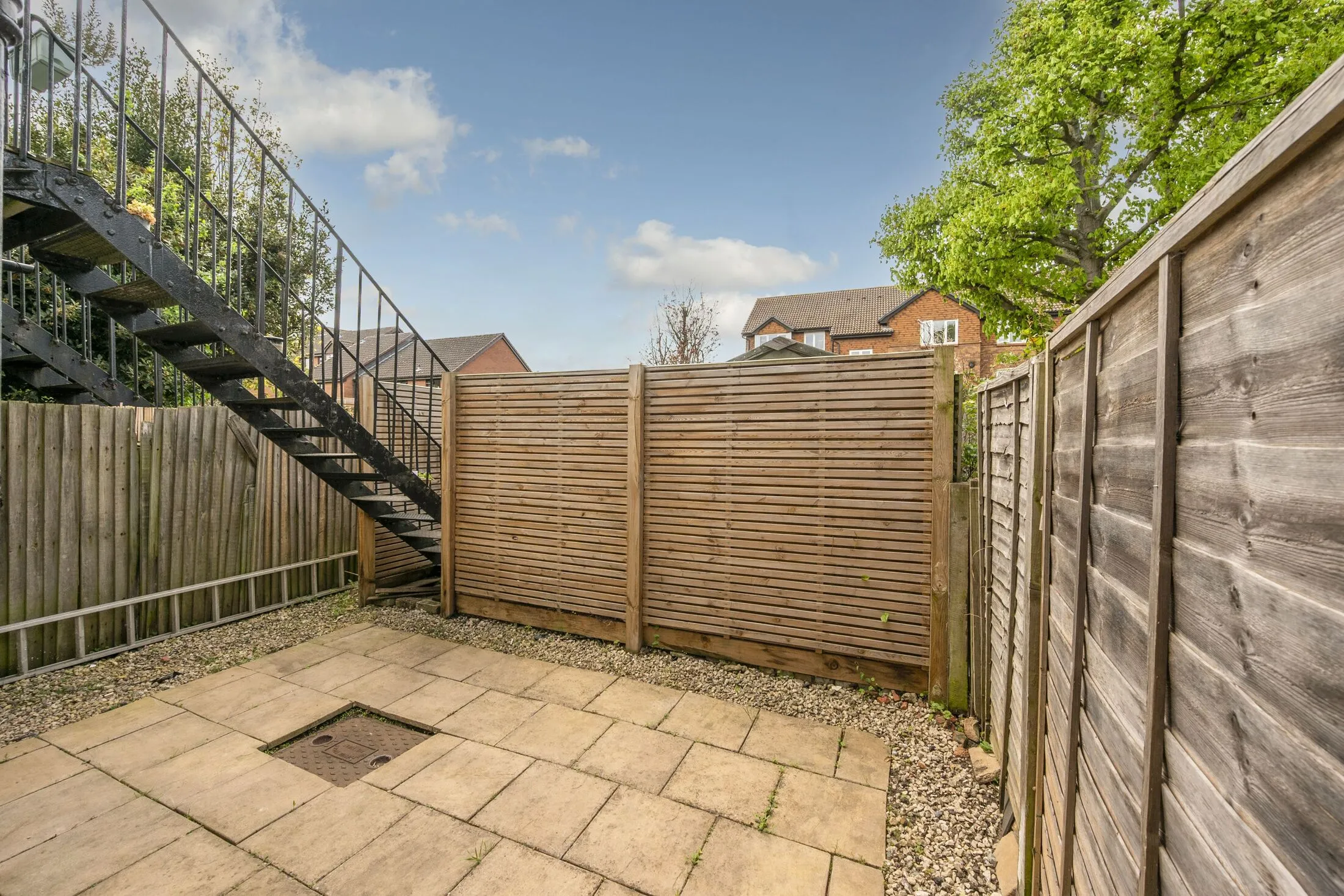 Flat Kimble Road in Greater London