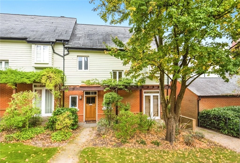 House Princess Mary Close in Guildford