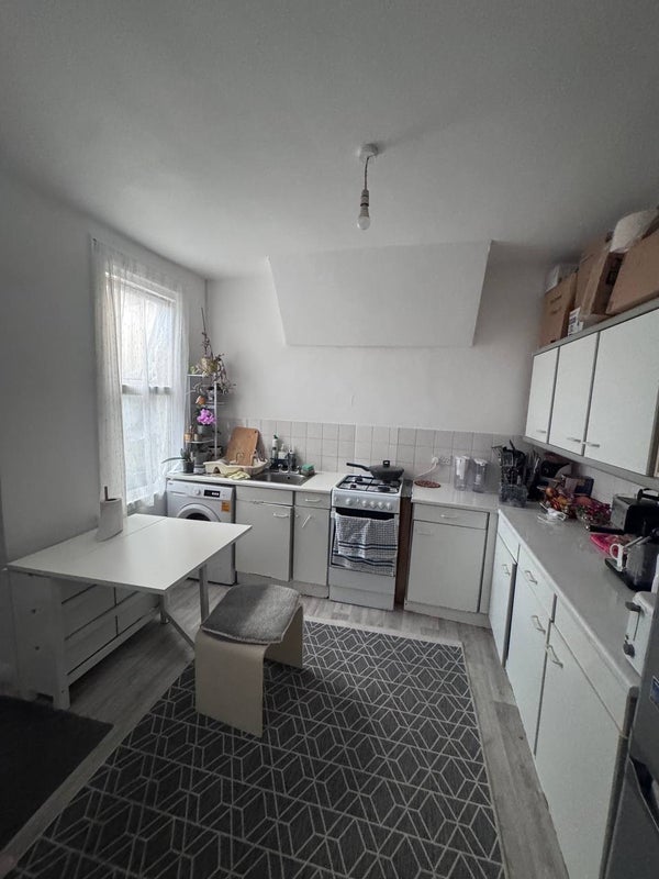 Room Tennyson Road in Greater London