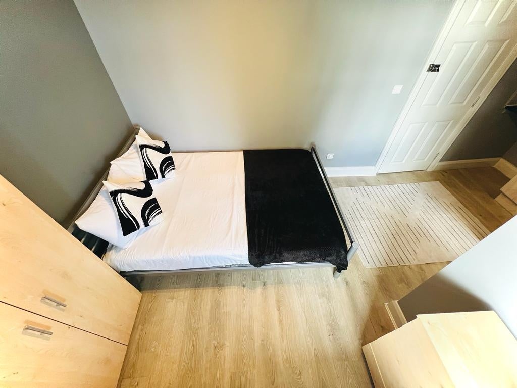 Flat Crouch Road in Greater London