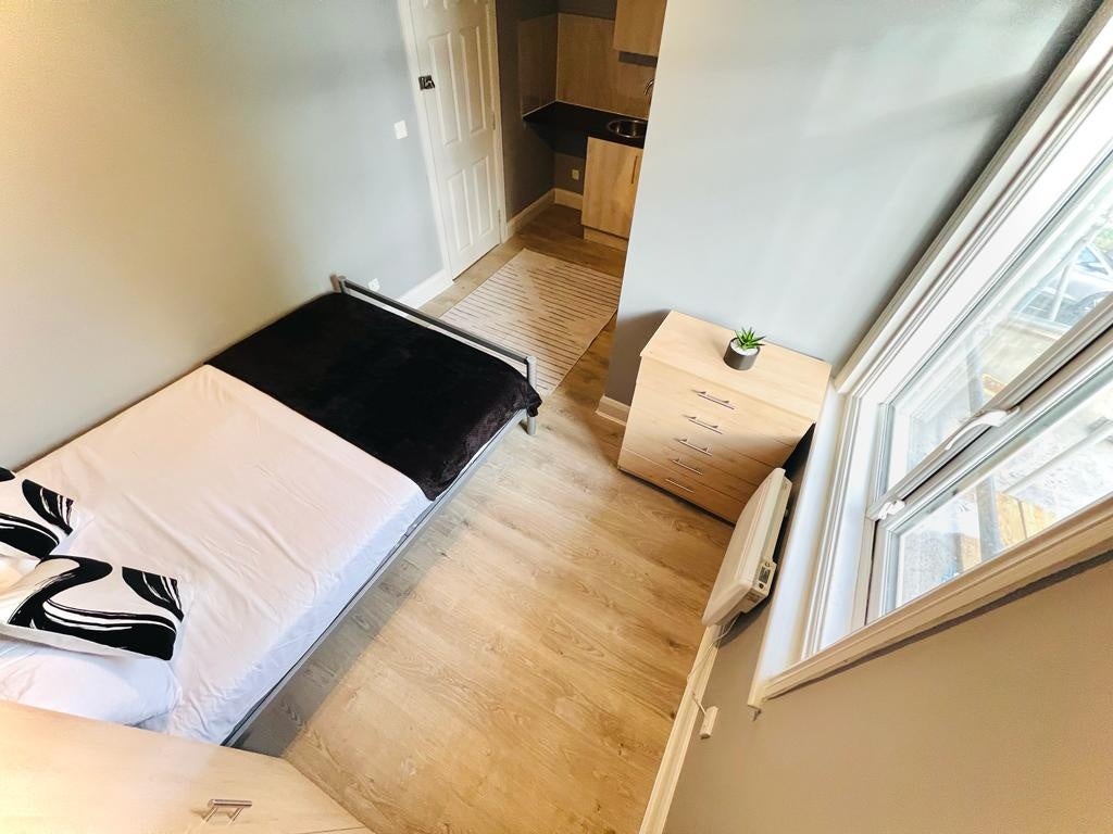Flat Crouch Road in Greater London