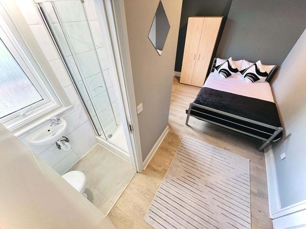 Flat Crouch Road in Greater London