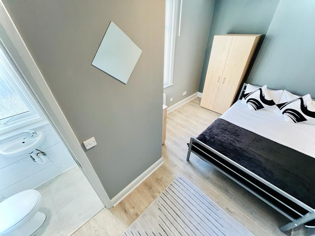 Room Crouch Road in Greater London
