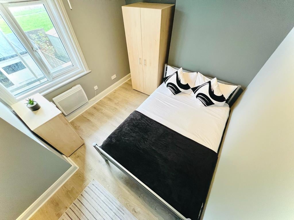 Flat Crouch Road in Greater London