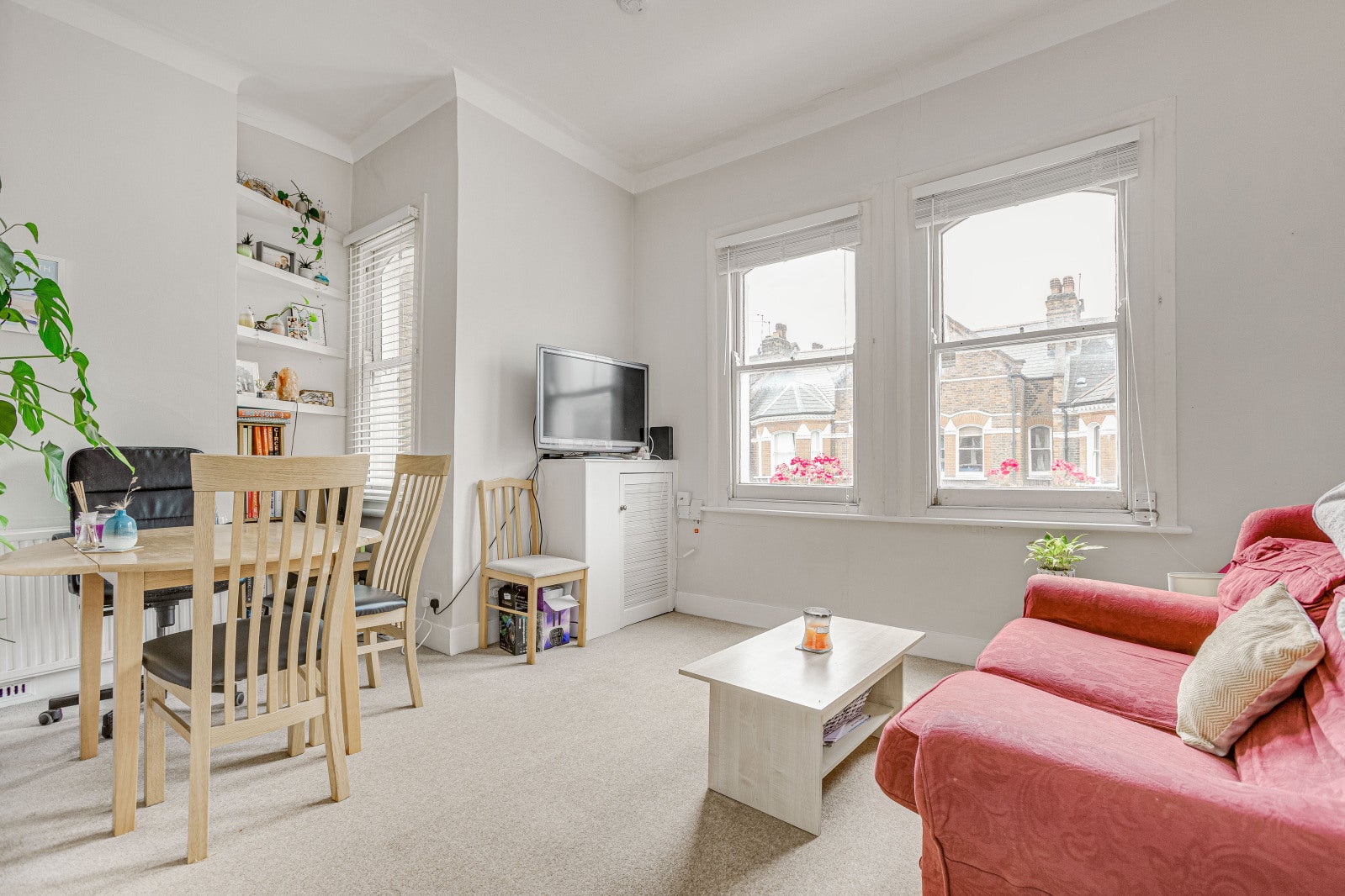 Flat Lavender Gardens in Greater London