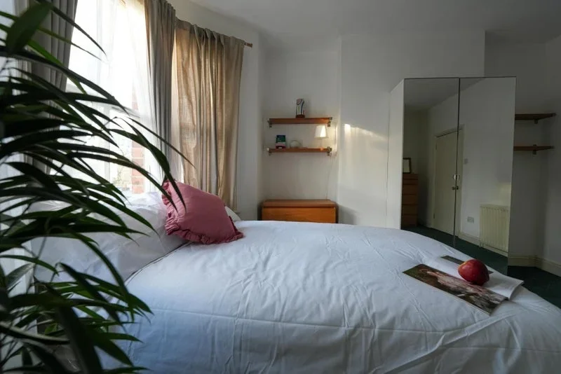 Room Plough Way in Greater London