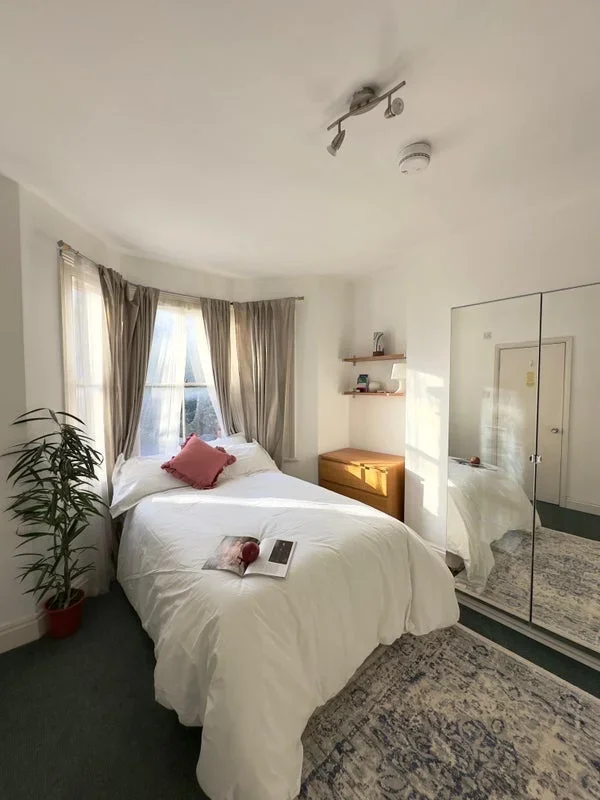 Room Plough Way in Greater London