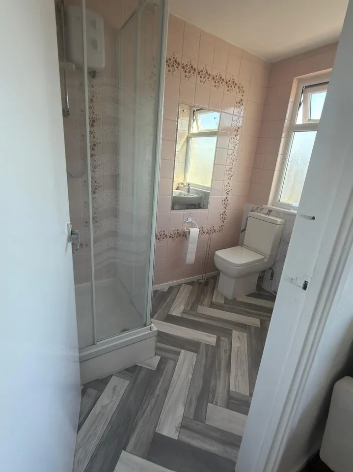 Room Hillcross Avenue in Greater London