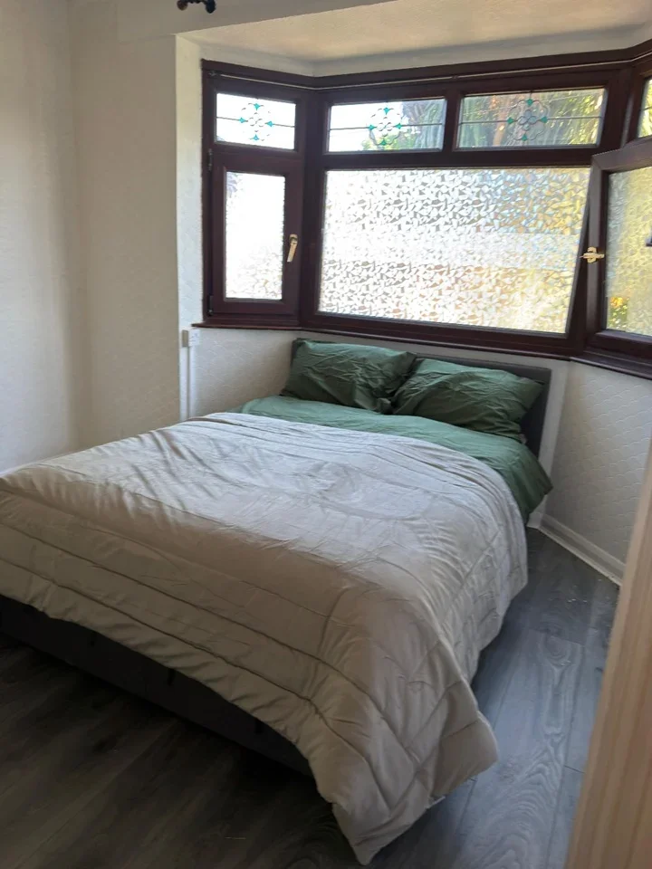 Room Hillcross Avenue in Greater London