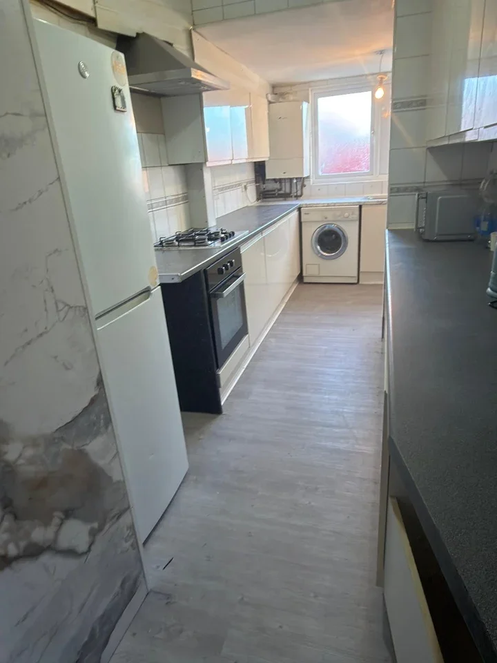 Room Hillcross Avenue in Greater London