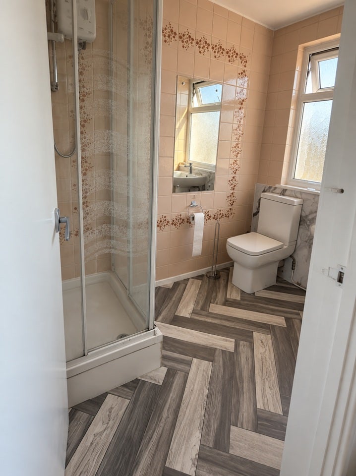 Room Hillcross Avenue in Greater London