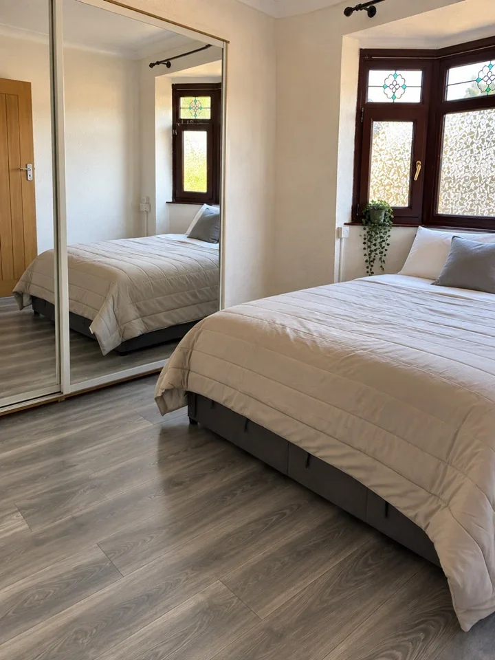 Room Hillcross Avenue in Greater London