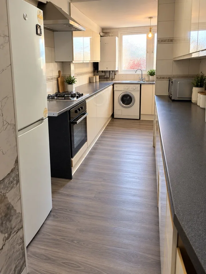 Room Hillcross Avenue in Greater London