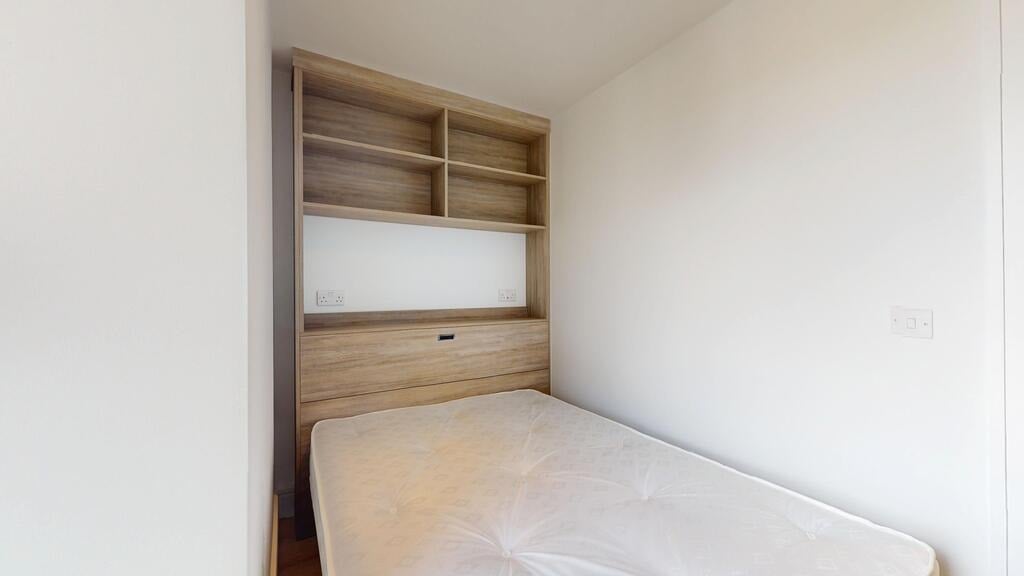 Flat Beverley Way in Greater London