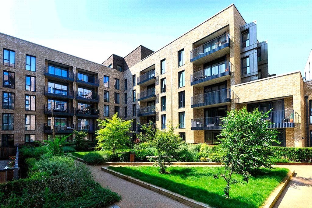 Flat Fairfield Avenue in Borough of Spelthorne