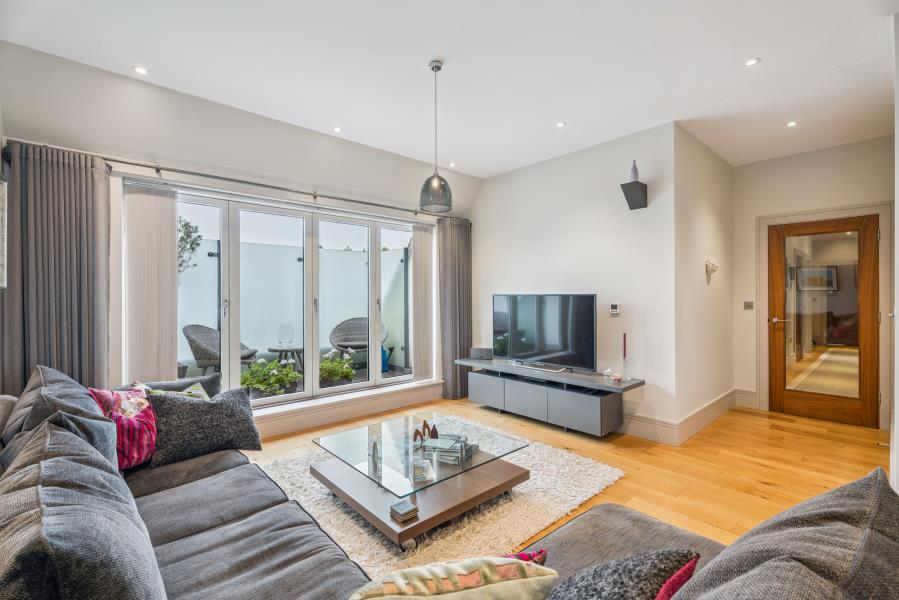 Flat Maxwell Road in Greater London