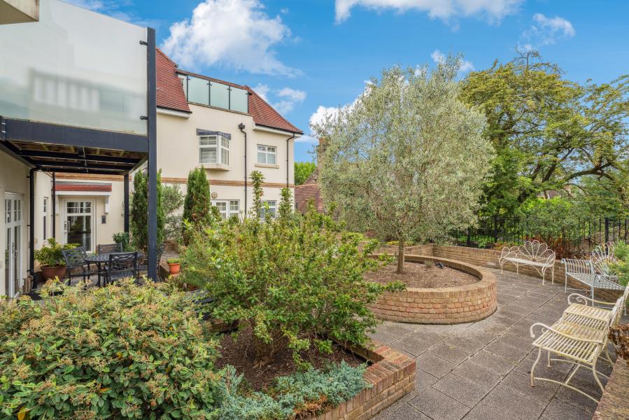 Flat Maxwell Road in Greater London