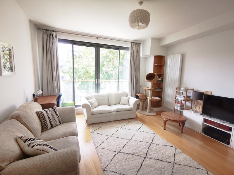Flat Dickens Mews in Greater London