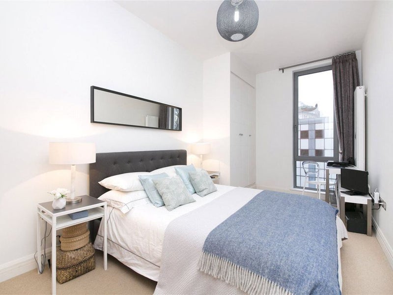 Flat Dickens Mews in Greater London