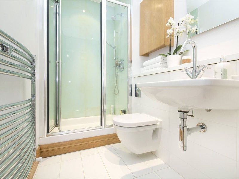 Flat Dickens Mews in Greater London