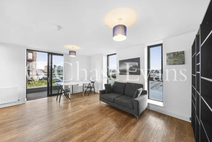 Flat Royal Docks Road in Greater London