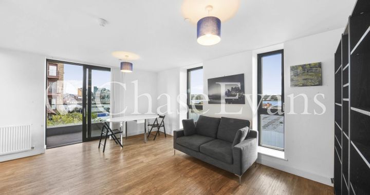 Flat Royal Docks Road in Greater London