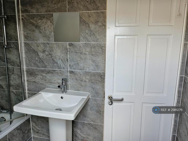 Flat Sovereign Grove in Greater London