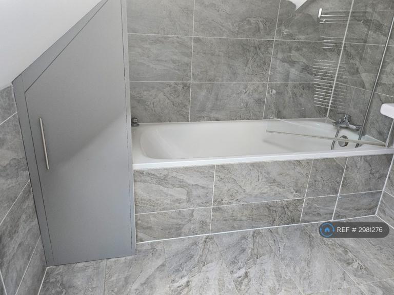 Flat Sovereign Grove in Greater London