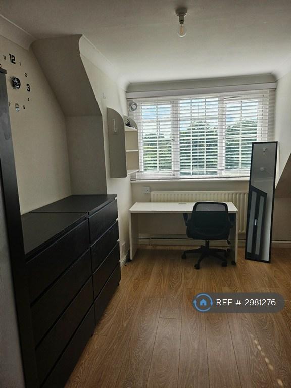 Flat Sovereign Grove in Greater London