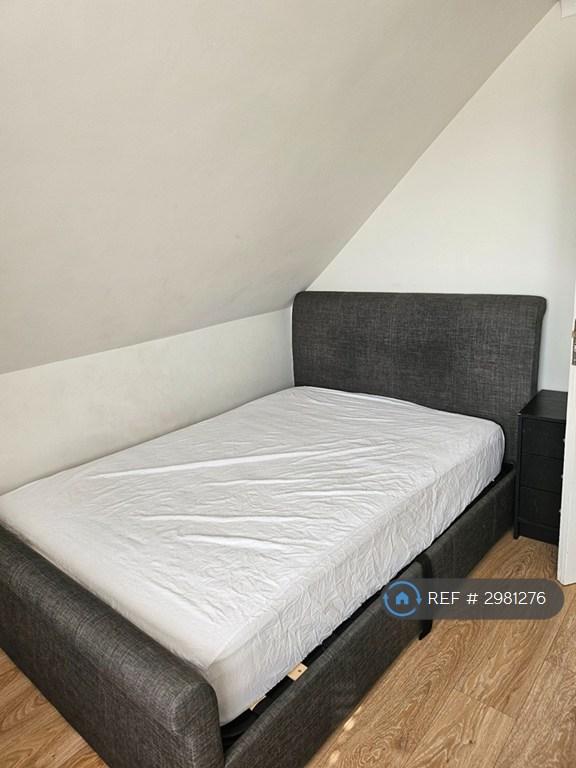 Flat Sovereign Grove in Greater London