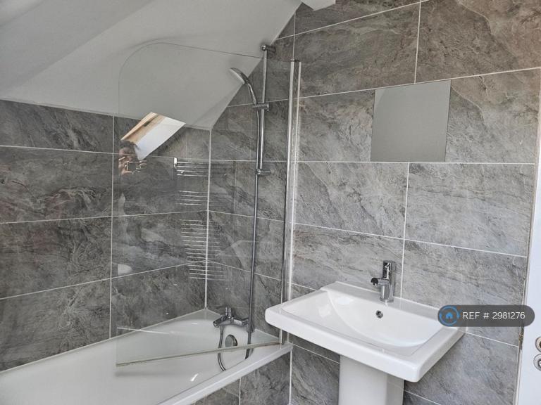 Flat Sovereign Grove in Greater London