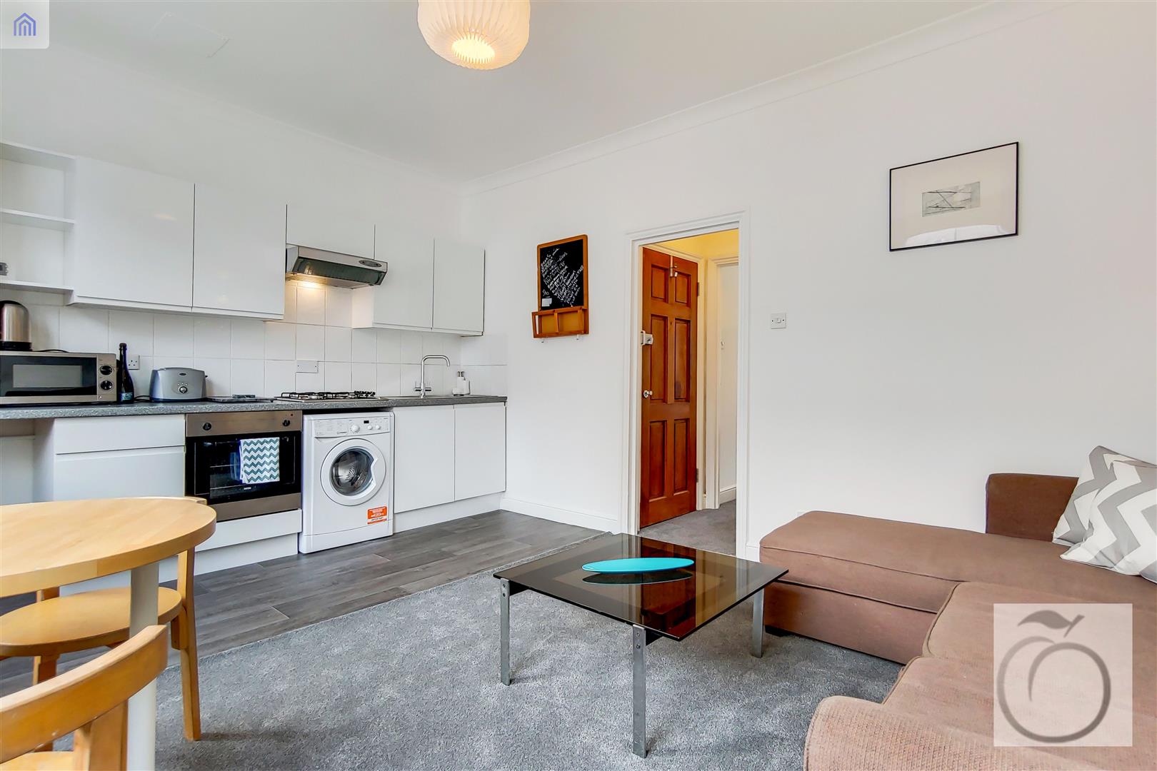 Flat Settles Street in Greater London