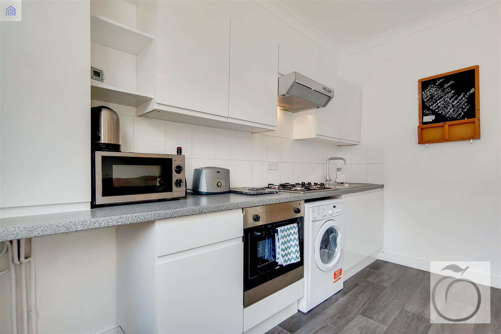 Flat Settles Street in Greater London