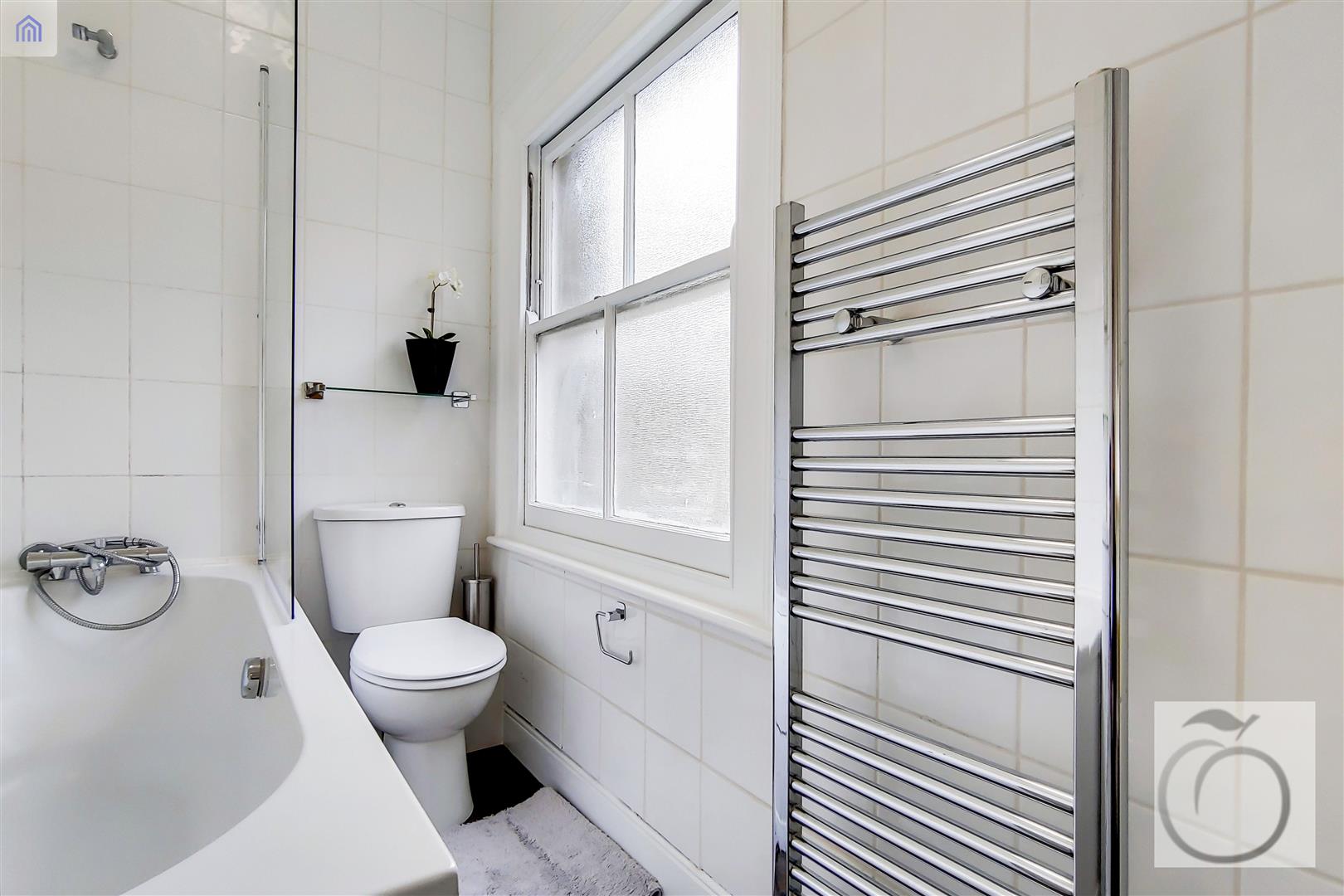 Flat Settles Street in Greater London