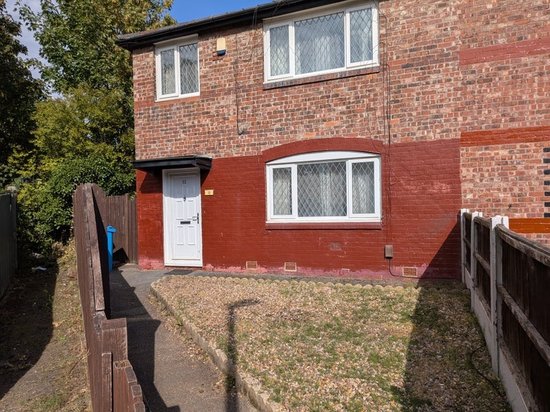 Room Seacombe Avenue in Manchester