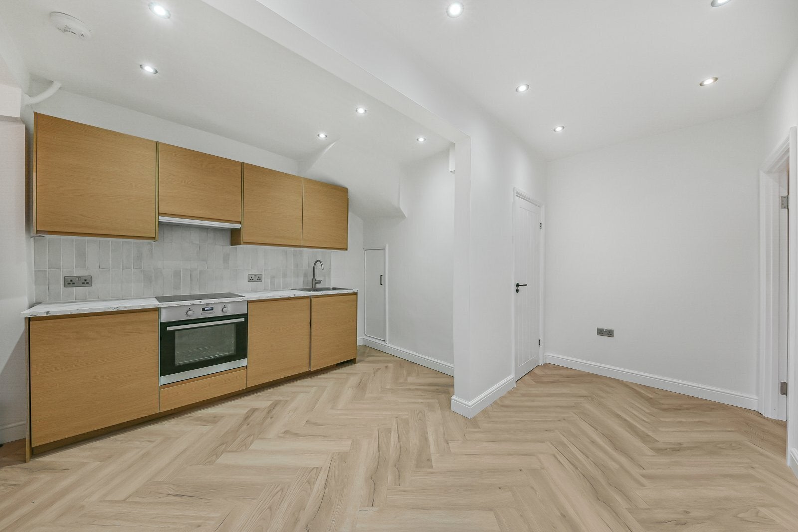 Flat Tasker Road in Greater London