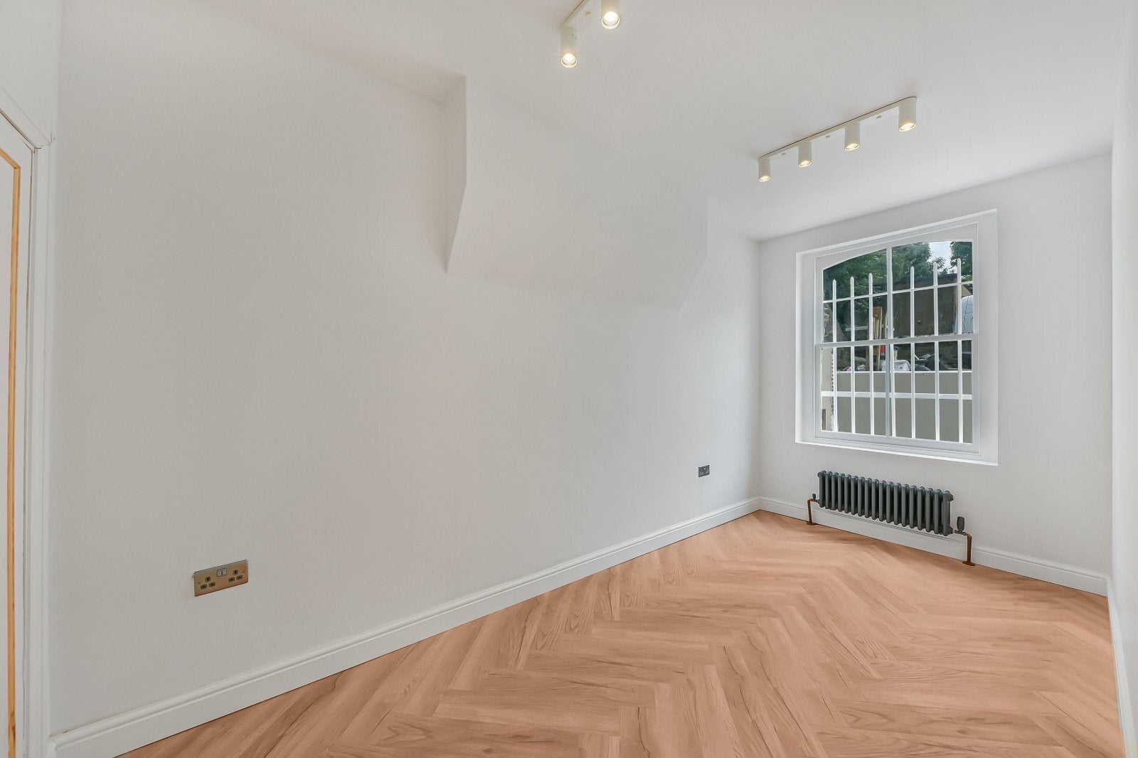 Flat Tasker Road in Greater London