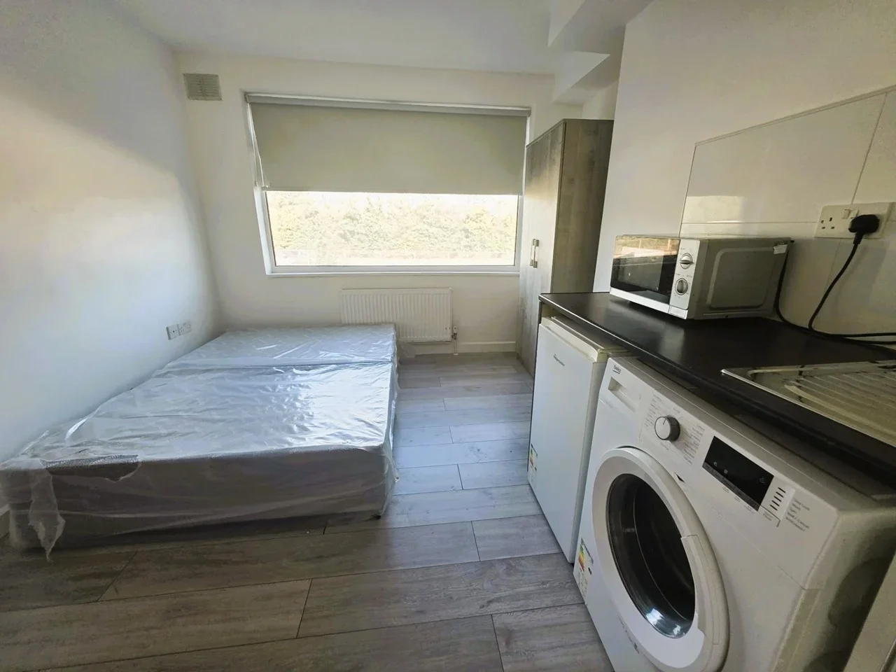 Room North Circular Road in Greater London