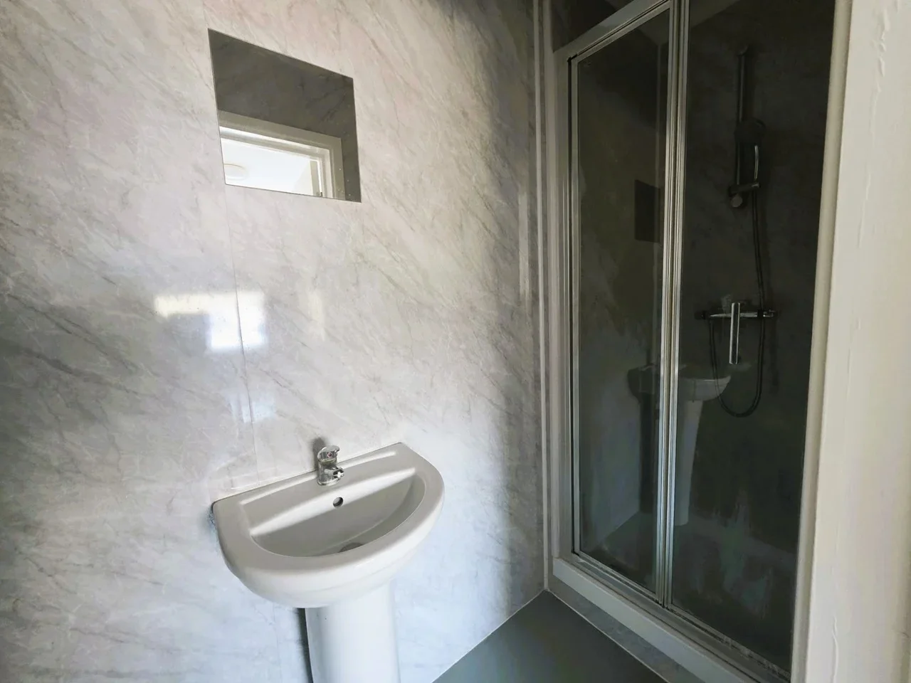 Room North Circular Road in Greater London