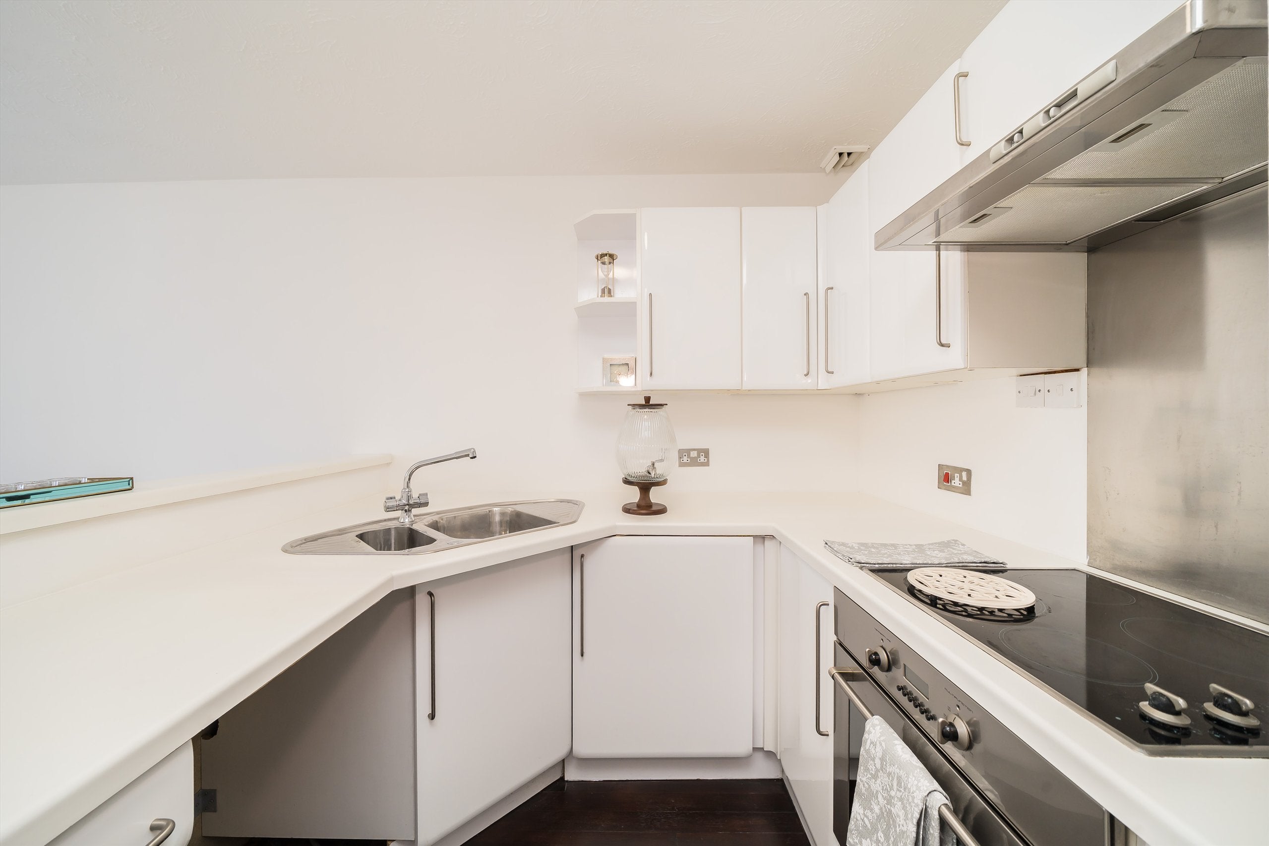 Flat Hawthorn Crescent in Greater London