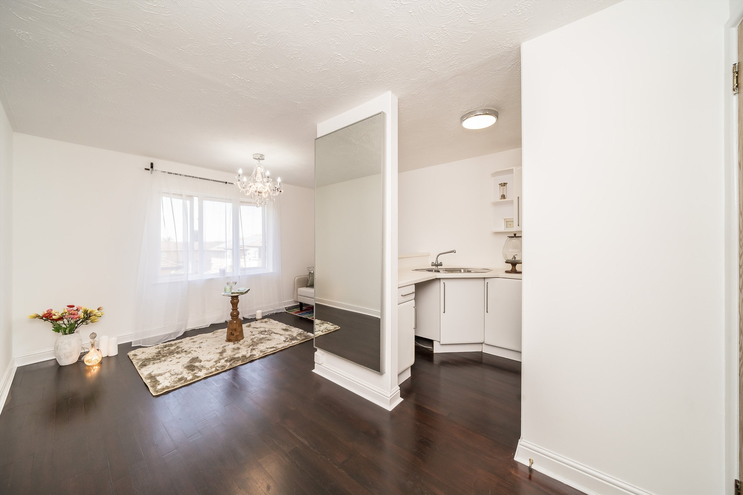 Flat Hawthorn Crescent in Greater London