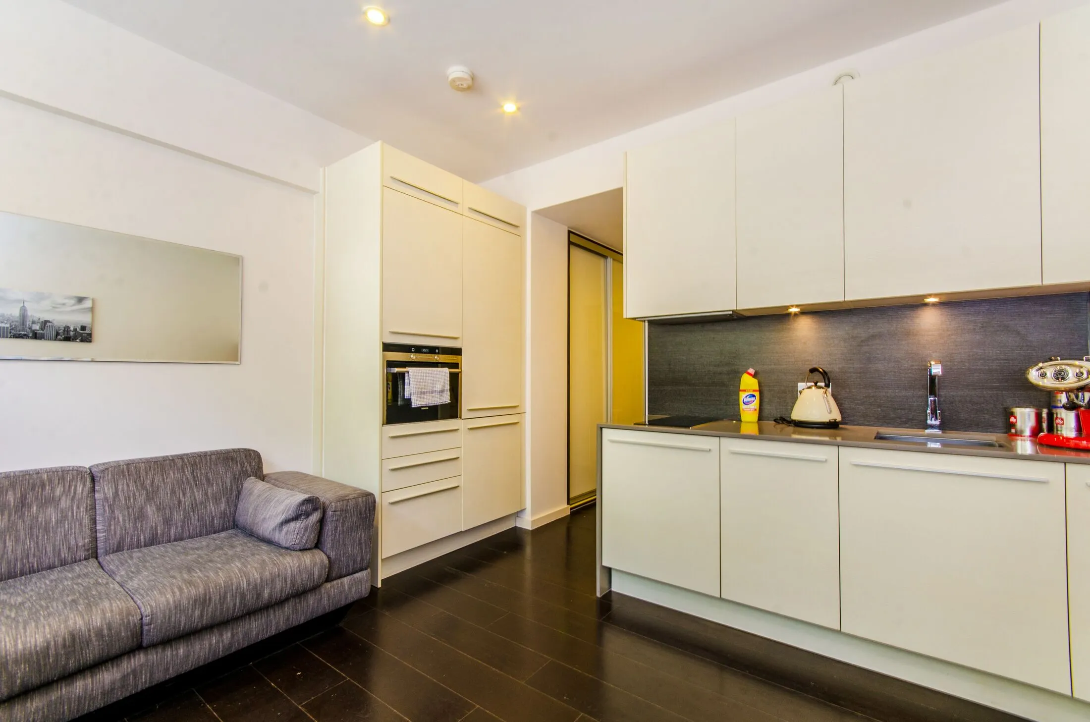 Flat Drummond Way in Greater London