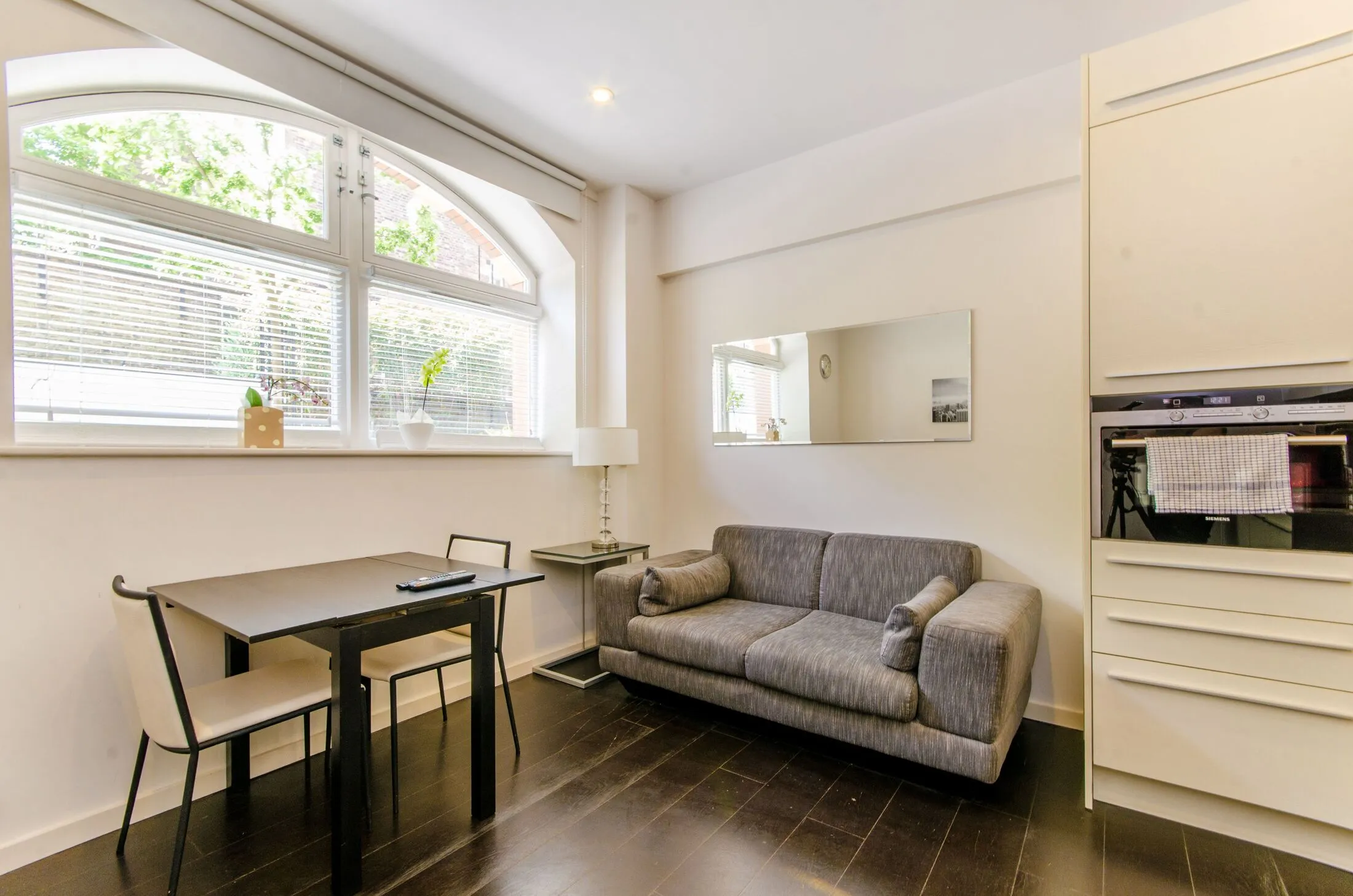 Flat Drummond Way in Greater London