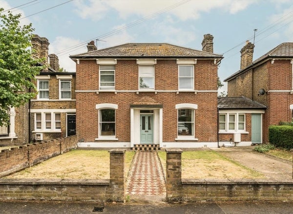 House Claremont Road in London