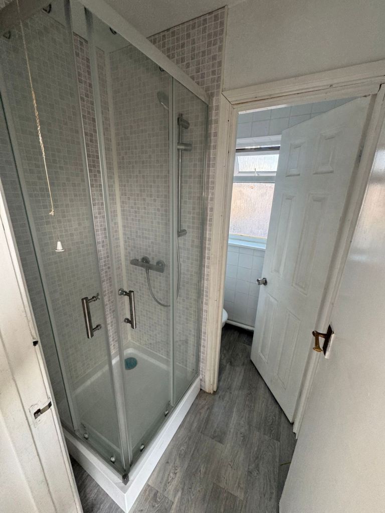 Flat Ilford Lane in Greater London