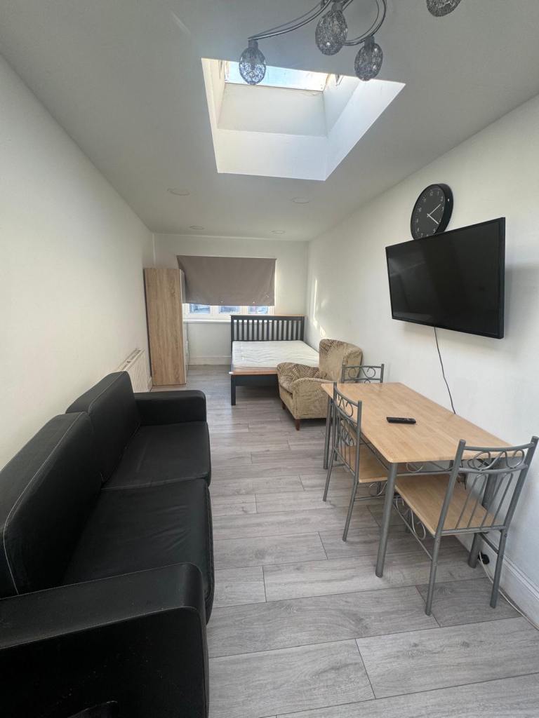 Flat Ilford Lane in Greater London
